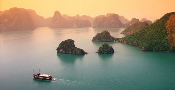 La calma sobre las aguas alrededor de Halong Bay