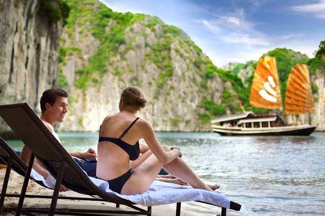 Playa en una de las islas de Halong Bay