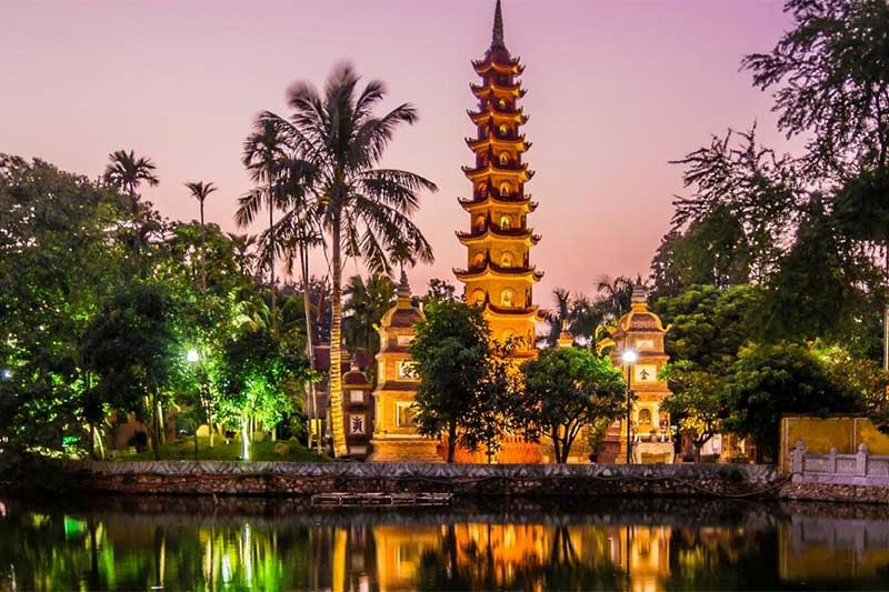 Cenar en lago de Oeste - Hanoi