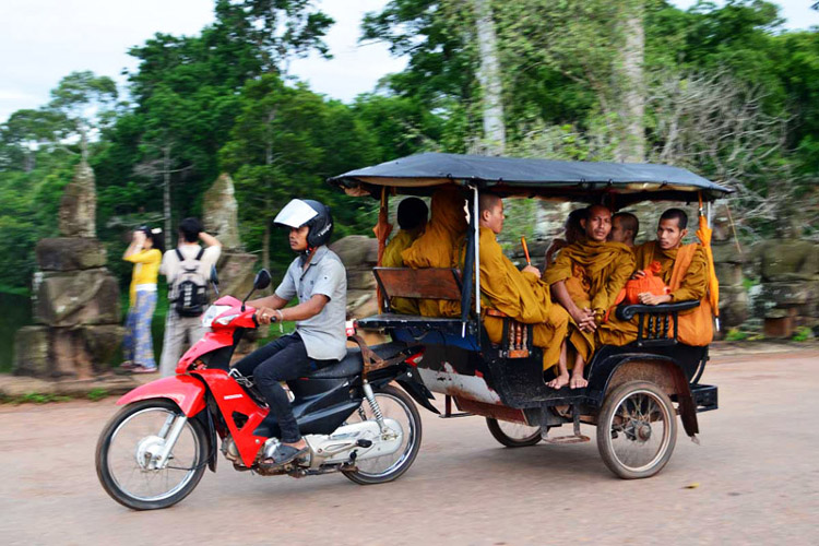 Tuk tuk – transporte popular em Siem Reap