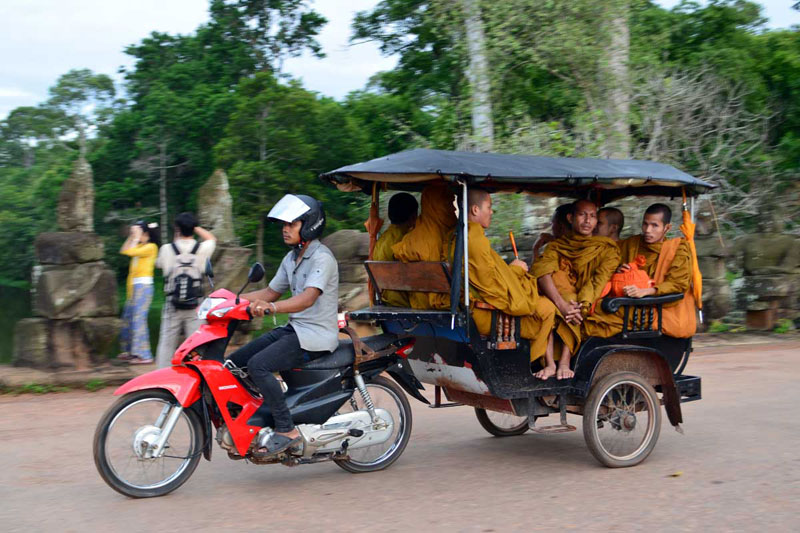 Tuk tuk – transporte popular em Siem Reap